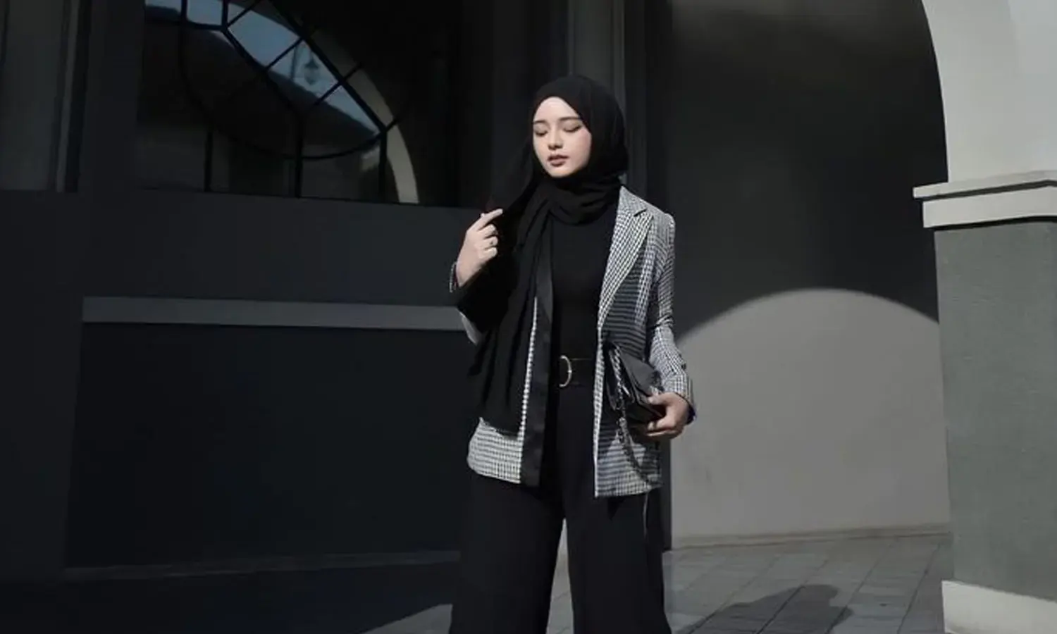 Baju Hitam Cocok dengan Jilbab Warna Apa? Ini 14 Rekomendasi dan Tips Tanpa Terlihat Too Much