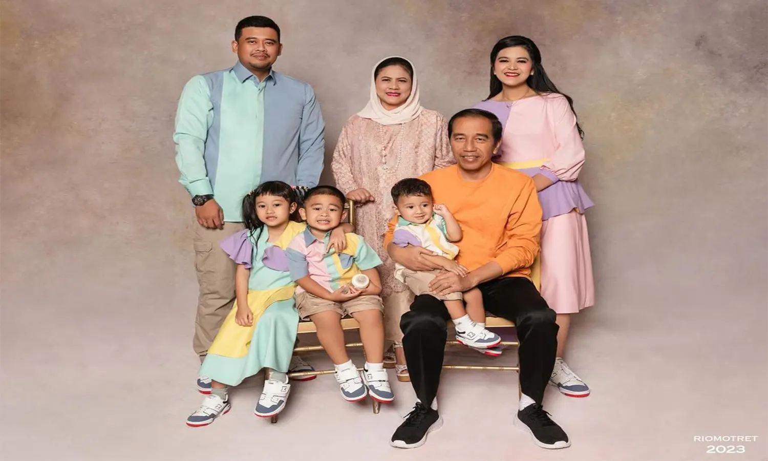 Keluarga Jokowi Raih Berbagai Penghargaan, Pantaskah?