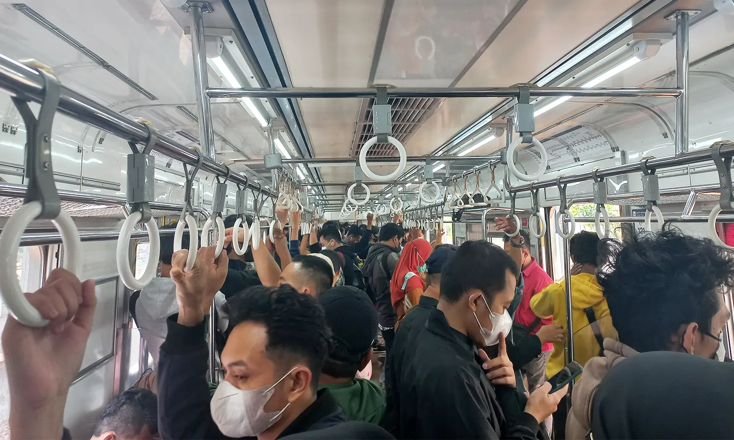 KRL Padat di Jam Sibuk, Pengguna Minta PT KCI Tambah Kereta