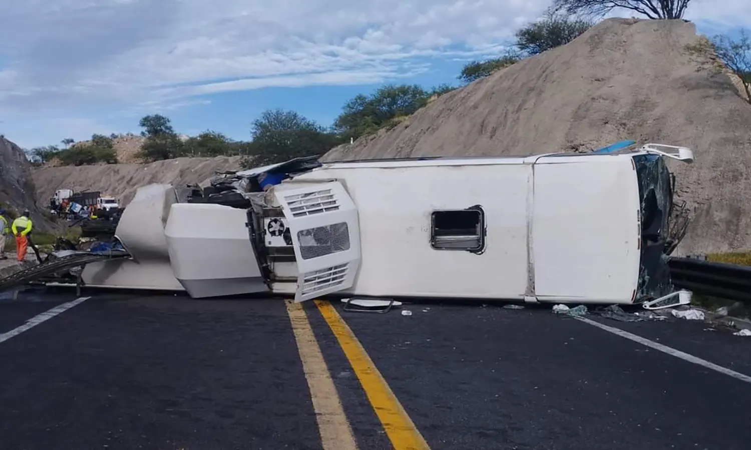 Bus Penuh Penumpang Tabrak Truk Trailer di Meksiko, 16 Orang Tewas