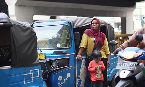 Senyum Manis Wanita Bajaj Dibalas Pelecehan