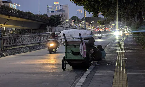 Para Tunawisma di Balik Tembok Parlemen